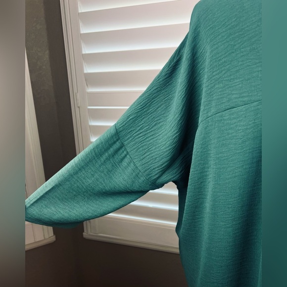 NWT~ LulaRoe Seersucker High/Low Blouse Sz. Med - Picture 6 of 6